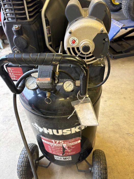Husky C304H Kompresor Pionowy 114L 12 Bar 230V 2HP