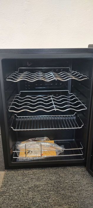 Lodówka na napoje, szklane drzwi, witryna  60L. Klarstein  S-216