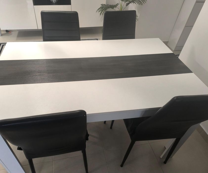 Mesa de sala e cadeiras do ikea