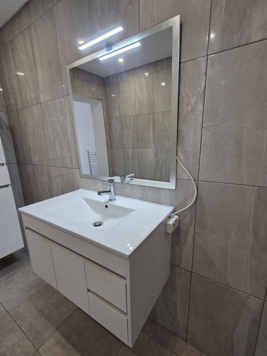 Móvel de casa de banho suspenso branco com lavatório e espelho LED
