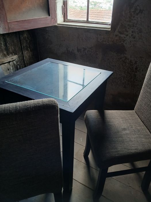 Conjunto de 2 cadeiras e 1 mesa de diferentes modelos.