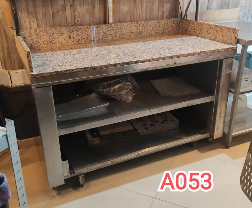 Banco pizzeria em aço com base em granito para pizza.