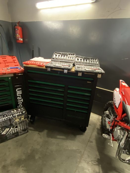 Pakiety narzedzi szafy z narzedziami walizki żaby