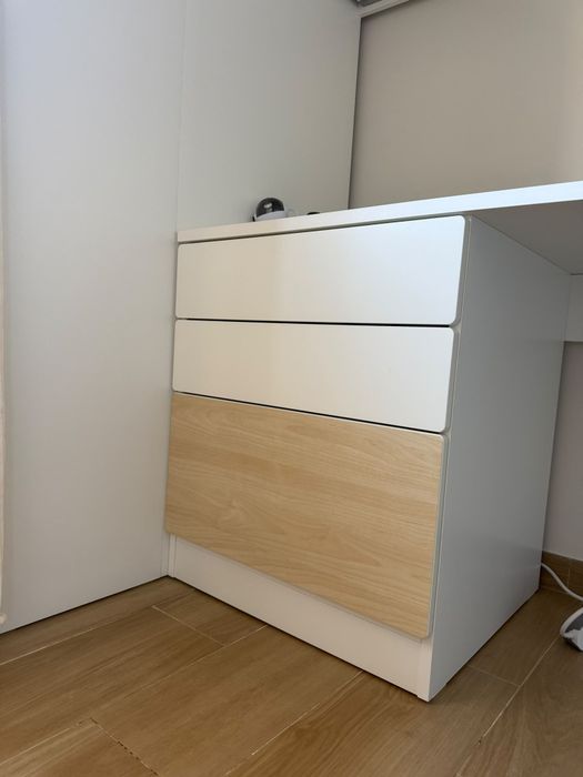 Cama alta com arrumação, secretária e armário