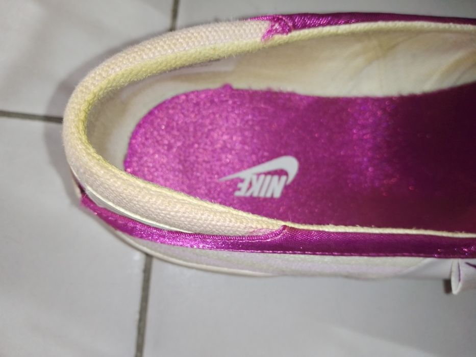 Sabrinas de riscas lilás e branco da marca Nike