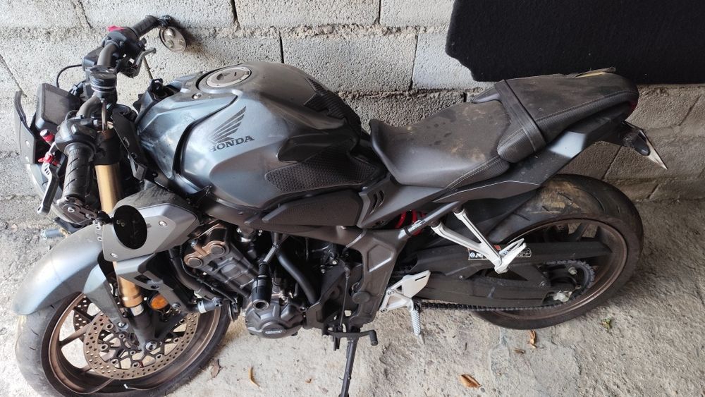 Honda CB650R 2023 | 7.999 km | Acidentada | Para peças/reparação