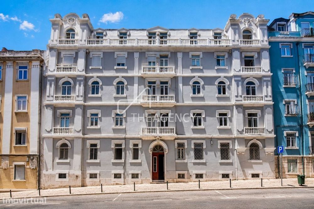 Apartamento T5 semi-remodelado na Lapa | Vista Rio | Excelente localiz