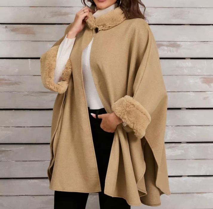 Ponczo/narzuta beżowa ze sztucznym futerkiem
