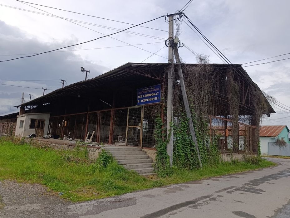 Продаються комерційні склади з приватизованою землею, можна під будівництво , хороша локація.