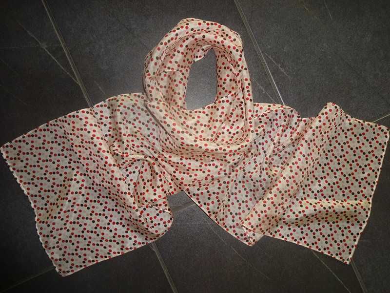 jedwabny biały szal szalik szaliczek apaszka w kolorowe grochy groszki