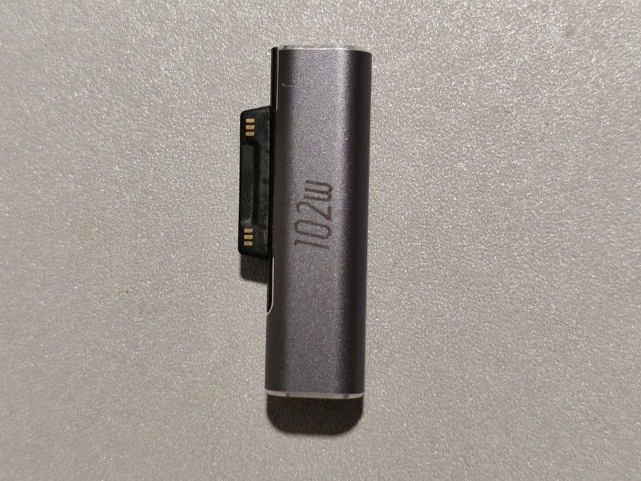 adapter ładujący USB-C do Microsoft Surface o mocy 102 W.