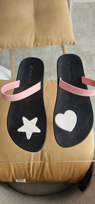 Chinelos / Sandálias Moo Chuu (Tamanho 36) – Preto/Rosa com Estrela e Coração