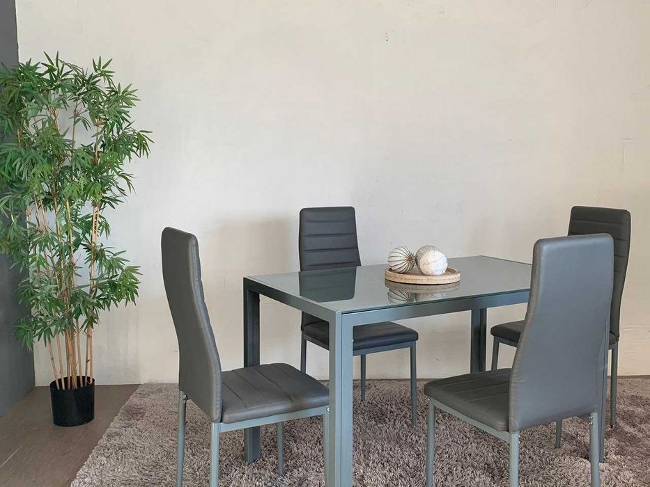 Mesa preta nova com 4 cadeiras - em promoção!!