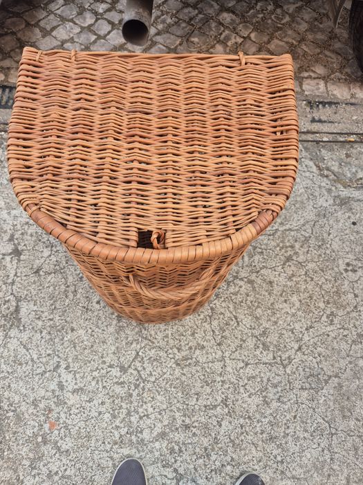 Cesto em verga, usado, em bom estado.