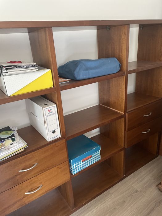 Móvel de arrumação com secretária