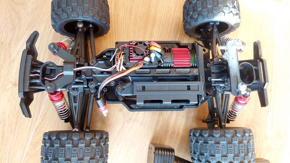 Model rc Deerc 1217 bezszczotkowy v max 75 km/h.