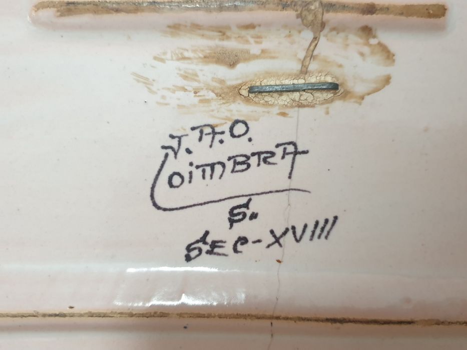 Linda grande antiga travessa em faianca portuguesa de Coimbra  - ass.