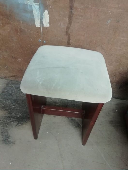 Banco e cadeiras em madeira