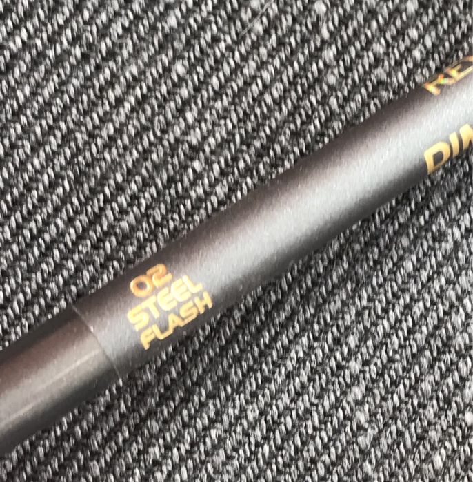 Kredka Revlon Szara Stalowa Żelowa do oczu 02 Steel Flash