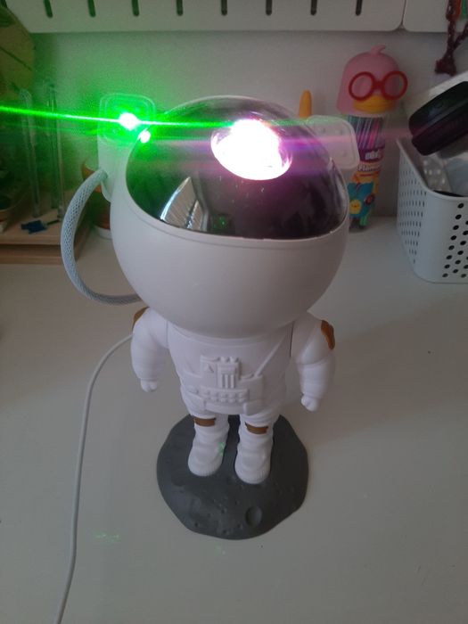 Projektor gwiazd astronauta z pilotem
