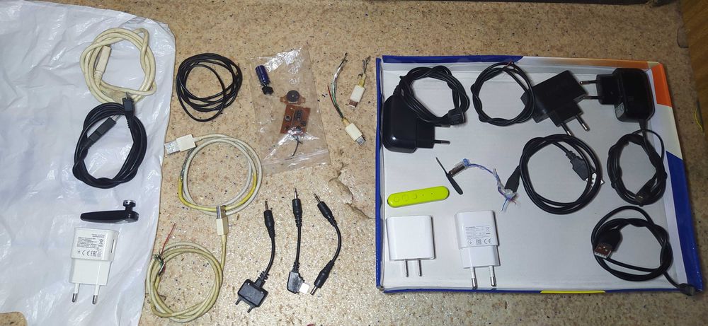 Лот электроники, шнуры зарядки, зарядные устройства, блютуз гарнитура