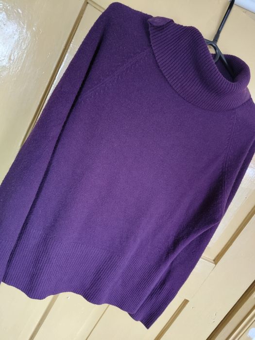 Sprzedam golf z ozdobnymi guzikami.