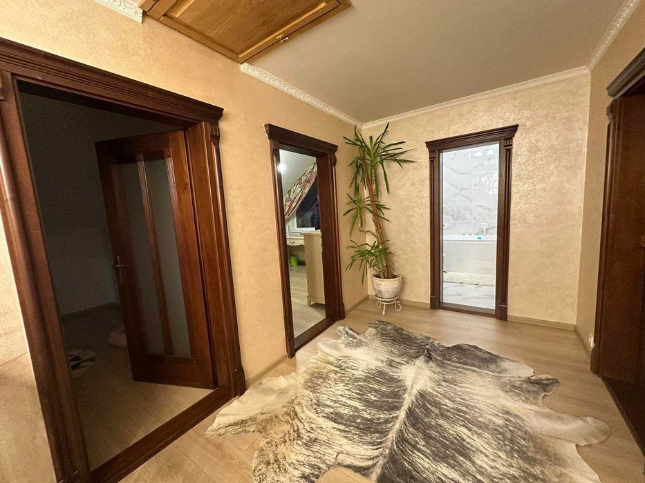 Продається сучасний 1,5-рівневий будинок у с. Барвінок