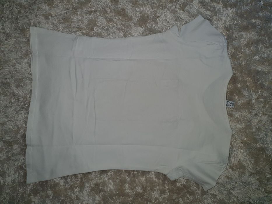 T-shirt branca com desenho com relevo