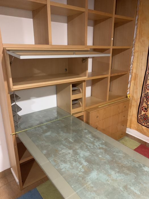 Escritorio com muita arrumação