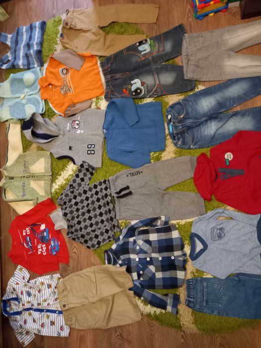 Теплі речі на 1.5-2 роки жилет, джинси, светр на хлопчи