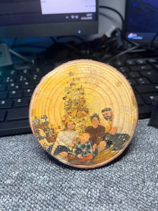 Bolas de Natal gravado em madeira