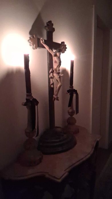 Crucifixo de capela de Família desde o Século XVII sobre credência lacada com espelho. Castiçais da mesma época a precisar de um pequeno restauro.