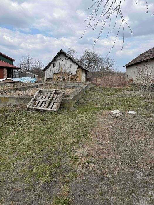 Продаж земельної ділянки під забудову в селі Звенигород з комунікаціями та старим будинком