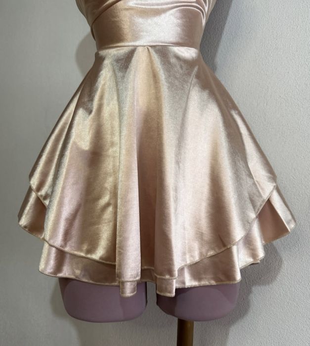 Атласна сукня з відкритою спиною