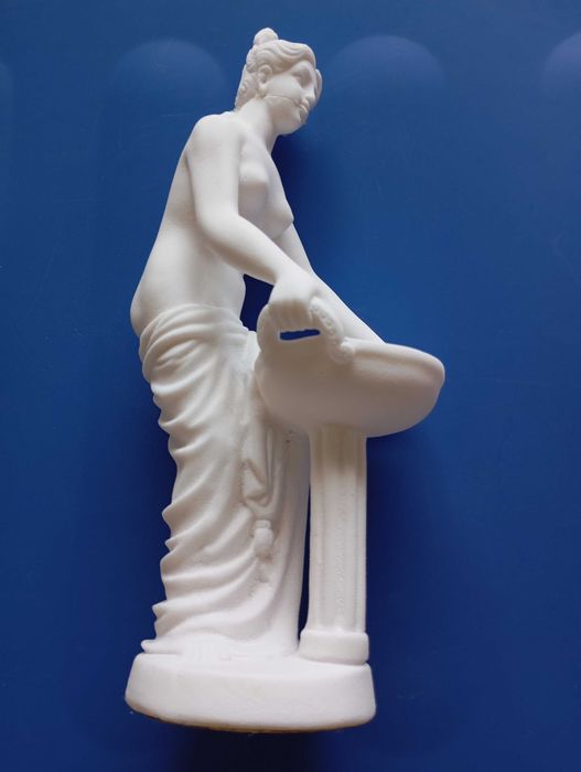 Estatuetas em porcelana, mármore e marfinite.