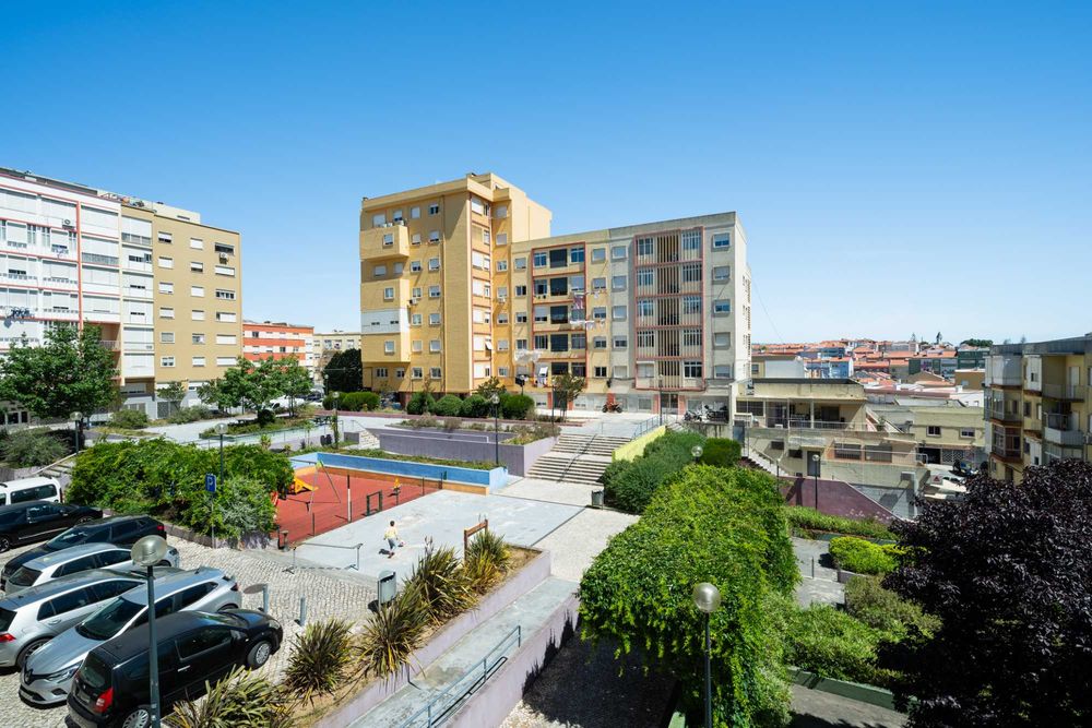 Quarto mobilado com cama de casal | 5 min Metro Pontinha | Ambiente tranquilo