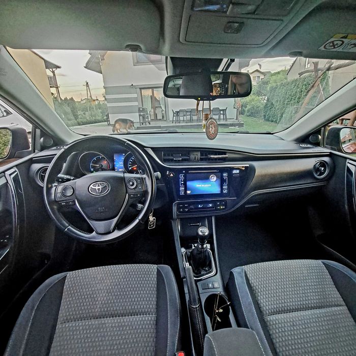 Samochody  toyota auris