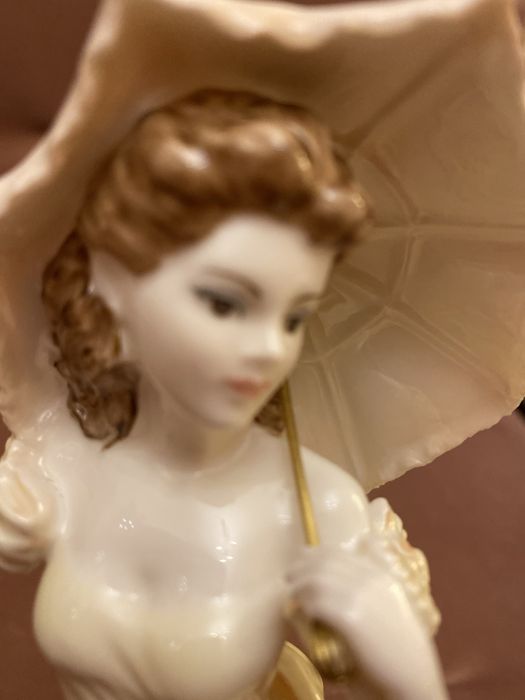 Figurka  Coalport  z parasolką