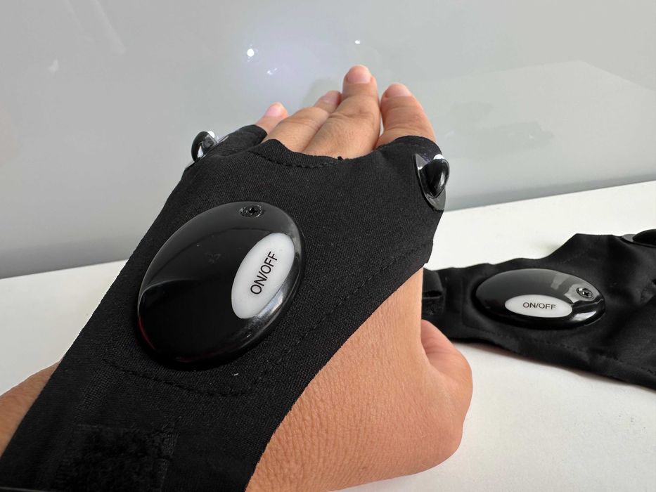 Рукавичка з підсвічуванням Atomic Beam Hand-Free Right Black.