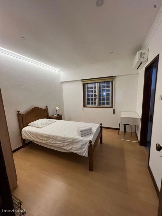 Quarto - localizado em Paranhos Porto