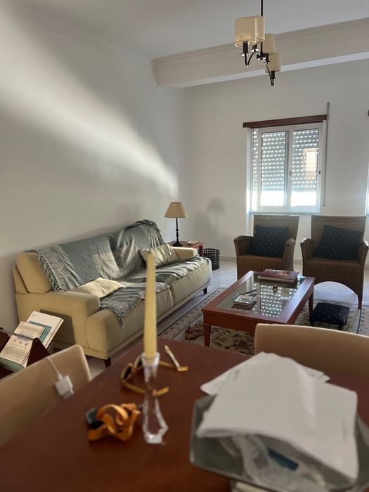 Sofá 3 lugares em bom estado. bege em pele nobok