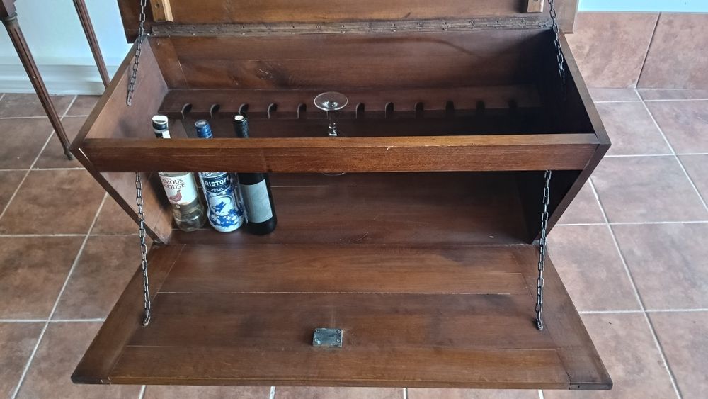 Exclusivo Móvel Bar / Garrafeira Rústica em Madeira de Carvalho com Sistema de Dupla Abertura
