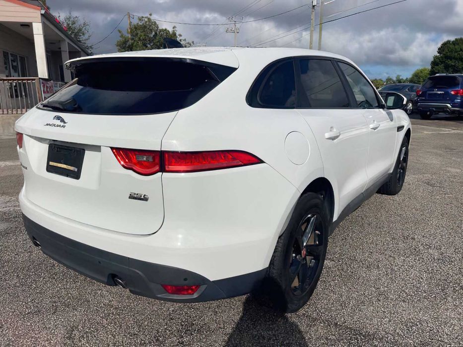 Jaguar F-PACE      2020