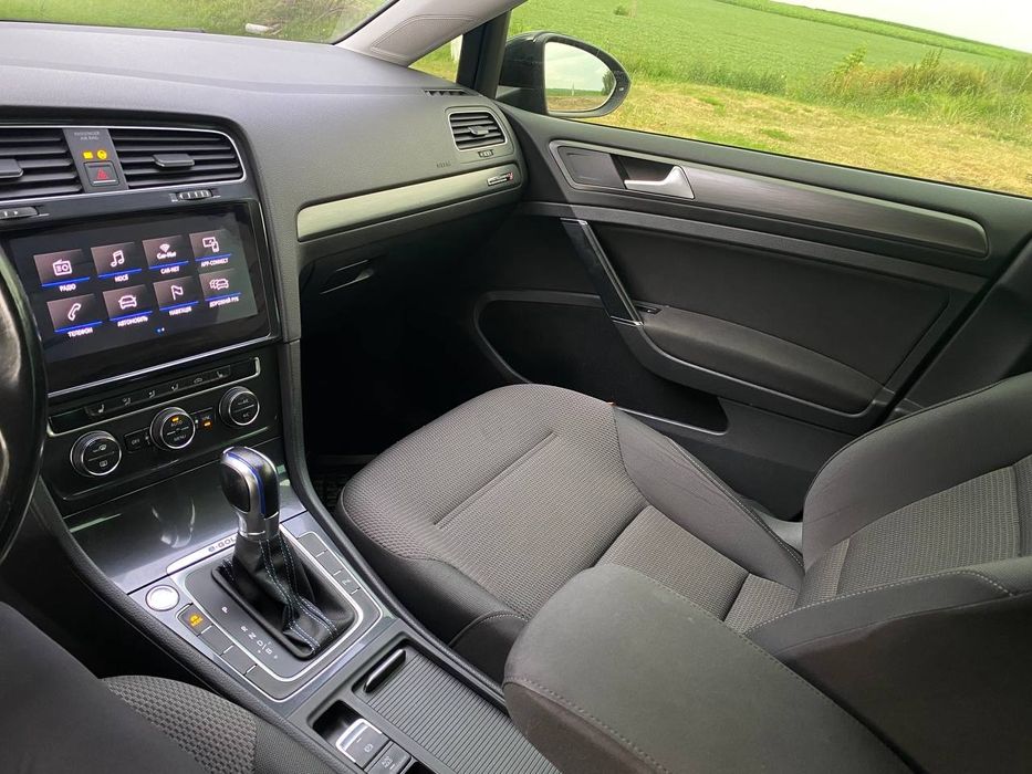 Продам Volkswagen e-Golf 2017