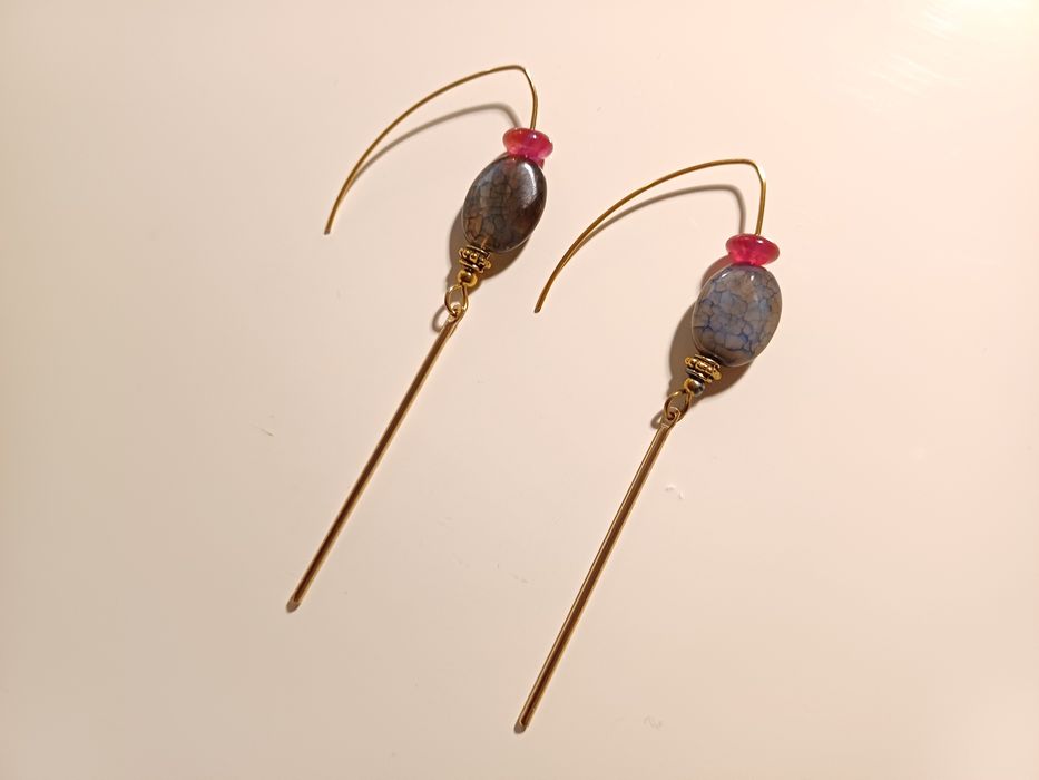 Elegantes brincos dourados com pedra verde