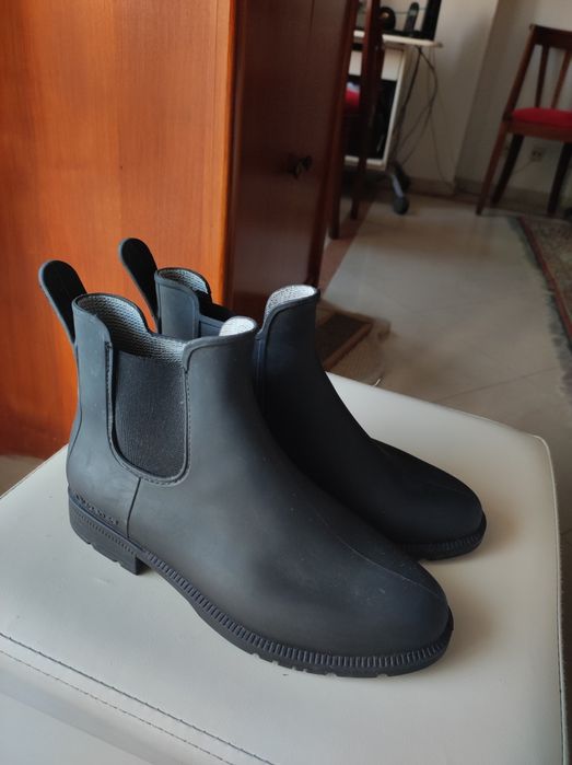 Botas pretas impermeáveis