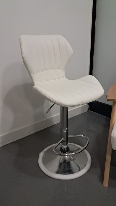 3 Cadeiras e 1  balcão de recepção