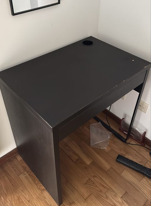 Secretaria Ikea em bom estado