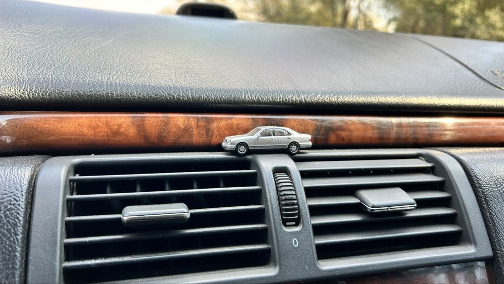 Mercedes-Benz E320 W210