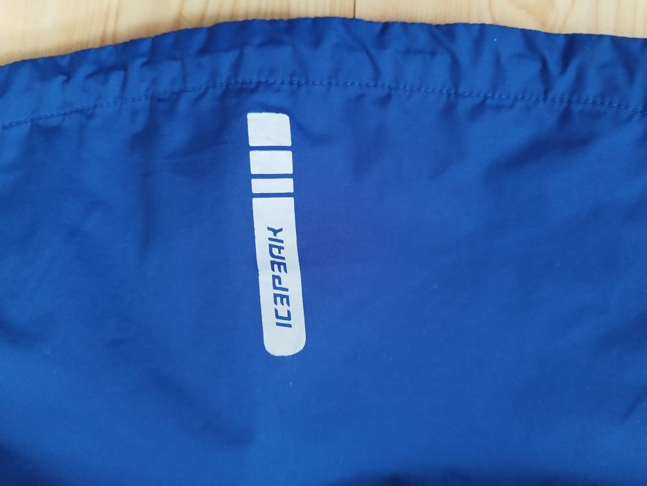 Markowa logowana kurtka wiatrówka 9-10 lat